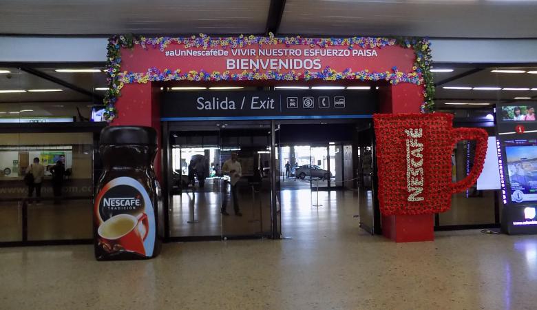 Publicidad Nescafe en el arco de las puertas de salida