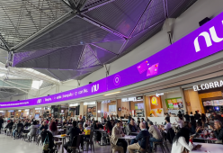 Nubank en pantalla LED de Parque Colina