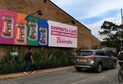 Publicidad exterior de Café Buendía en fachada de plaza de mercado como estrategia de Retail Media en canal tradicional