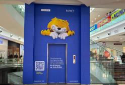 Publicidad de SURA en ascensor comercial como parte de campaña OOH e indoor