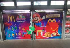 Campaña awareness de Cajita Feliz en TransMilenio con troqueles creativos y publicidad urbana de alto impacto