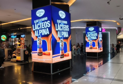 Pantalla LED tipo tótem con campaña de Alpina en un centro comercial, ejemplo de publicidad indoor y puntos de contacto con los consumidores.