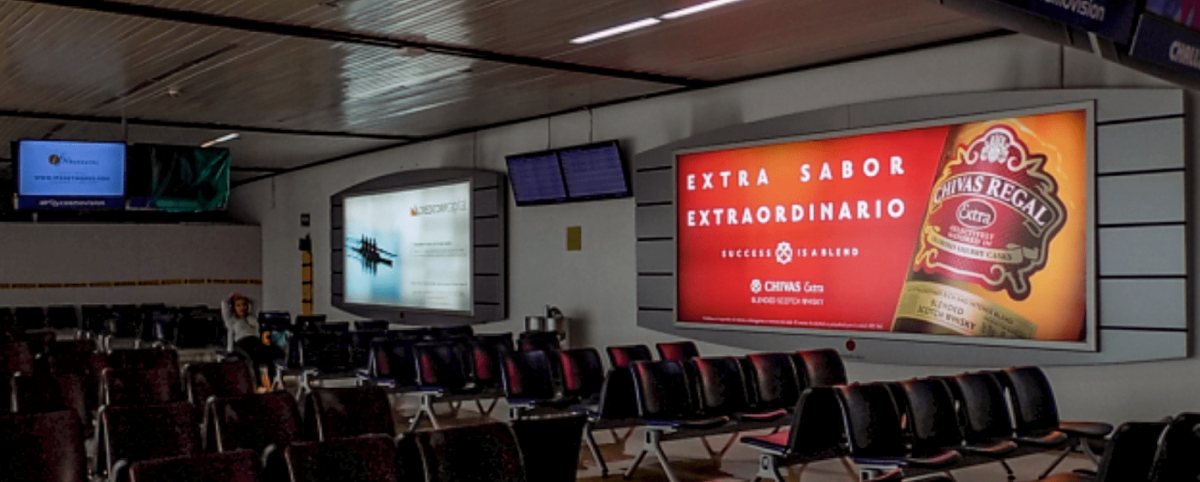 Publicidad en Aeropuerto de Marketmedios con Chivas