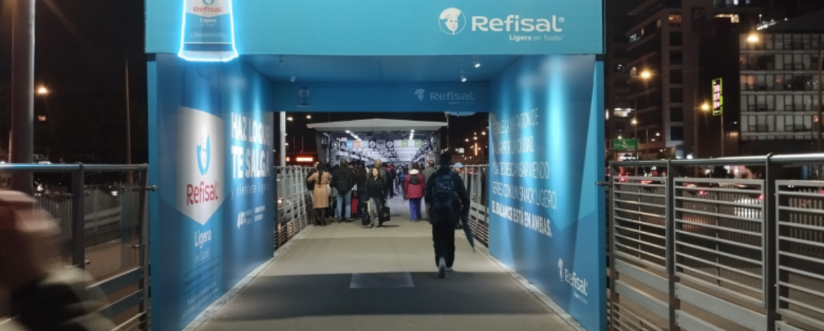 Refisal en Tunel publicitario de transmilenio
