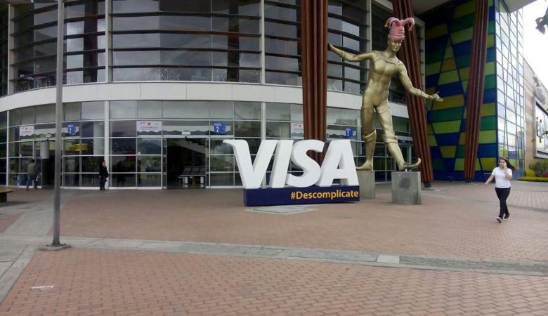 Gigantismo visa en centro comercial