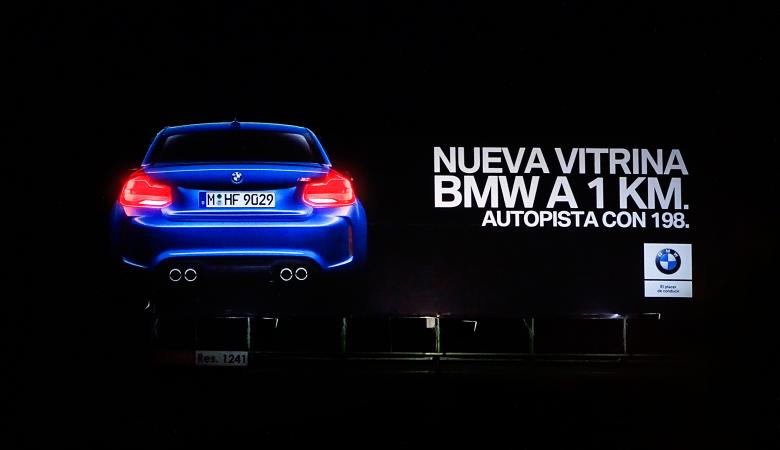Valla BMW noche