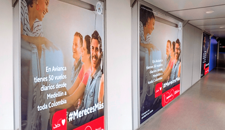 Publicidad en Aeropuerto de Medellín con Avianca con bastidores en Correrdor