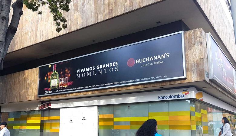 Publicidad Buchanans en el Centro Comercial punto 93