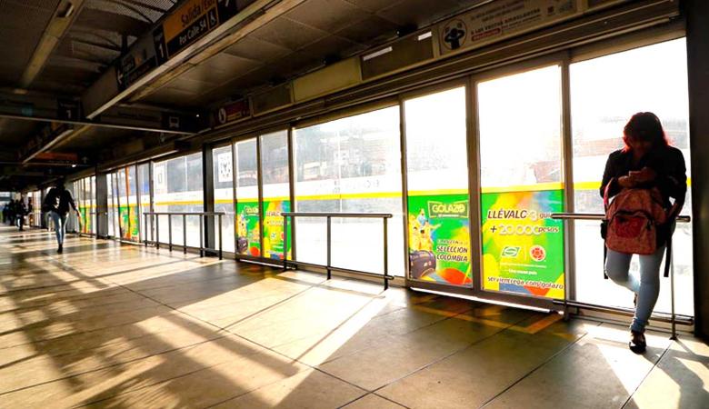 Publicidad en Portales de Transmilenio con Servientrega