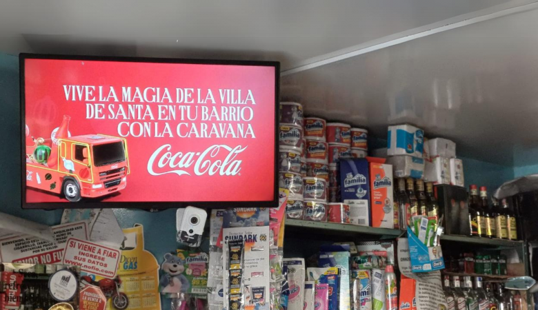 Cocacola en Pantallas Digitales de tiendas de barrio