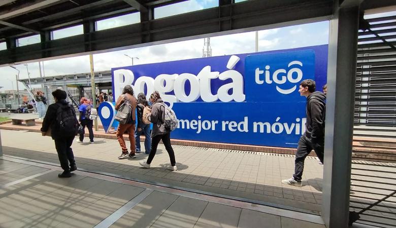 Publicidad de Tigo en estación de Transmilenio