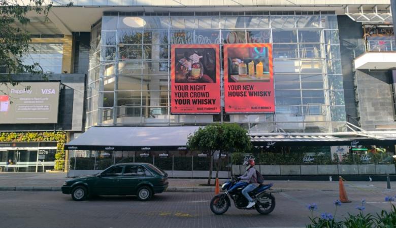 Monkey en Publicidad Indoor del Retiro