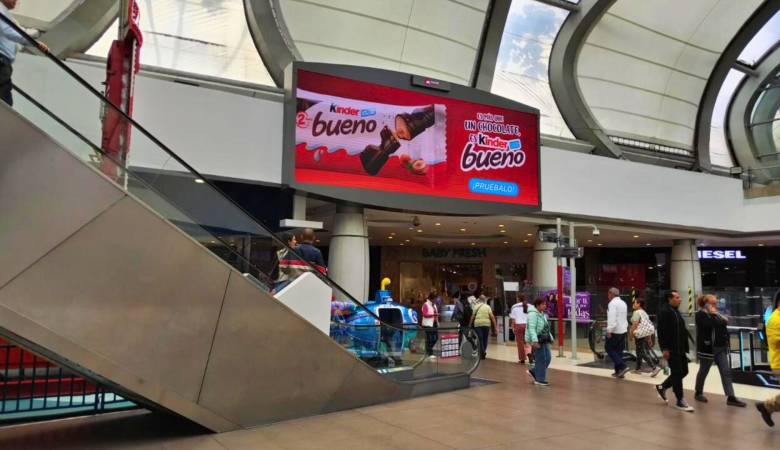 Kinder en Titán plaza