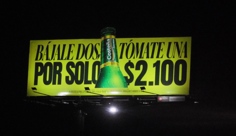 Valla con troquel iluminada Costeña