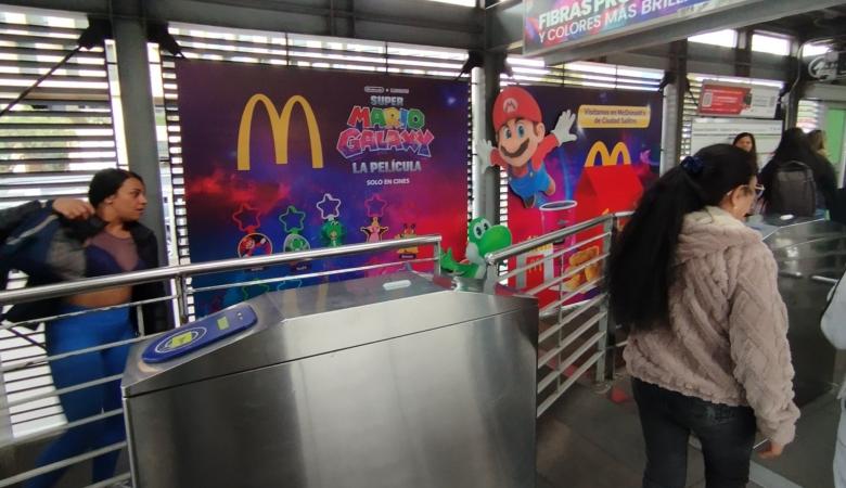 Publicidad en estación de TransMilenio para campaña promocional de McDonald’s con Mario Bros