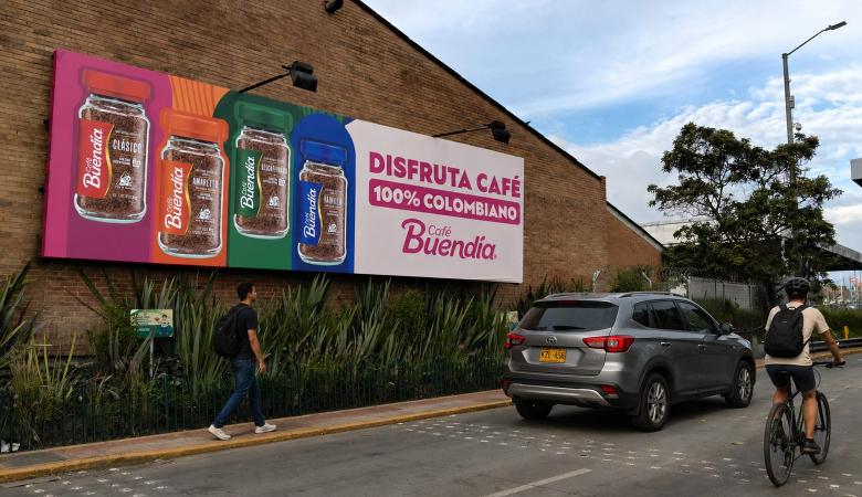 Publicidad exterior de Café Buendía en fachada de plaza de mercado como estrategia de Retail Media en canal tradicional