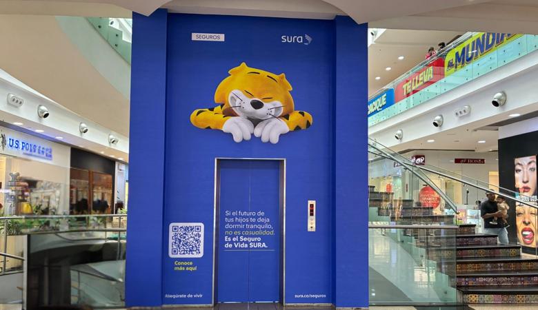 Publicidad de SURA en ascensor comercial como parte de campaña OOH e indoor