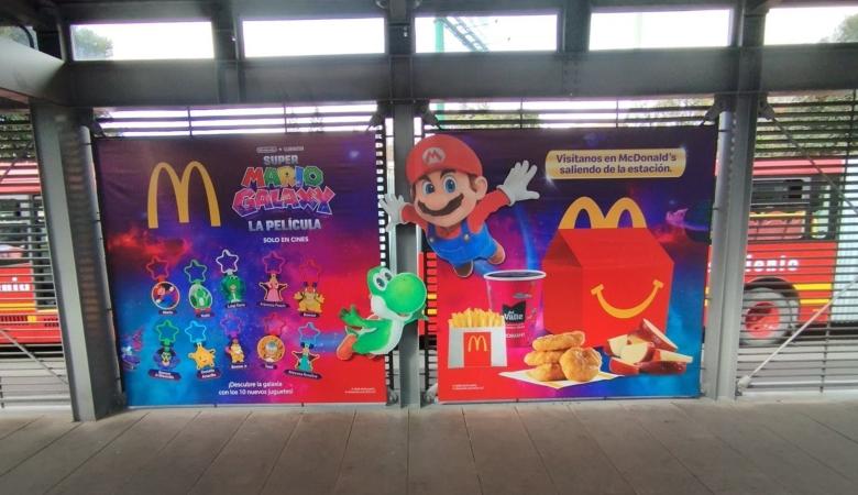 Campaña awareness de Cajita Feliz en TransMilenio con troqueles creativos y publicidad urbana de alto impacto