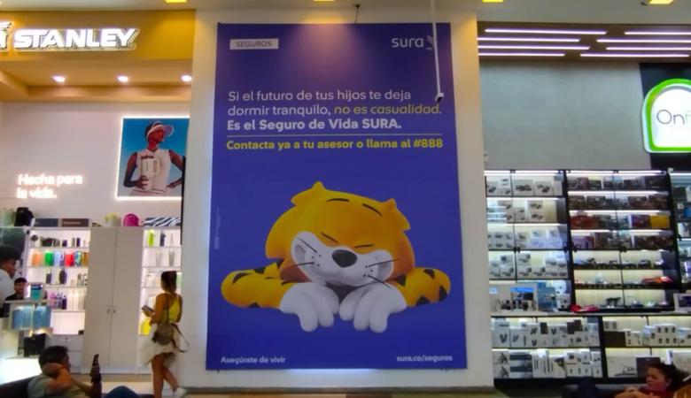 Branding indoor de SURA en acceso de centro comercial y espacios de alto tráfico