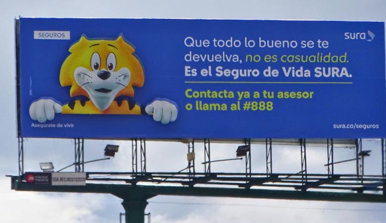 Publicidad indoor de SURA en valla y espacios urbanos de alto impacto