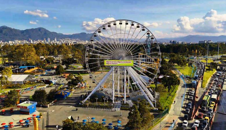 Campaña de inDrive en la Gran Rueda de Chicago de Salitre Mágico, ejemplo de publicidad en espacios urbanos de alto impacto en Bogotá.