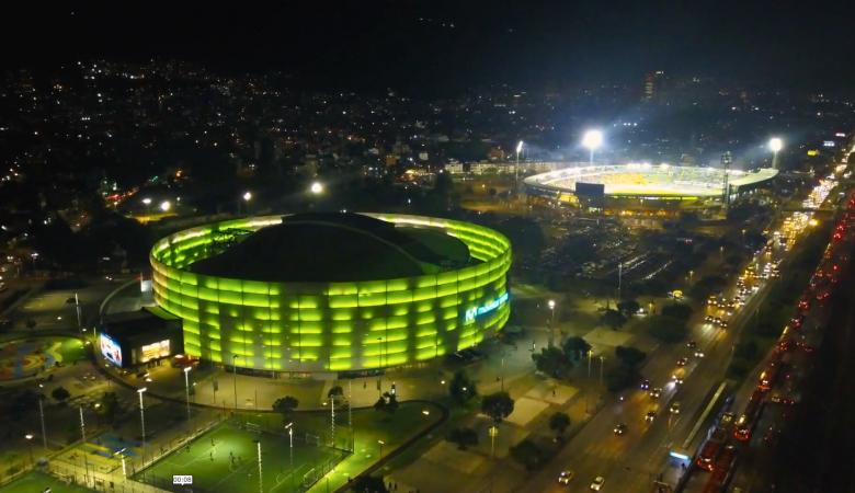 Publicidad exterior digital de inDrive en la fachada del Movistar Arena, uno de los espacios urbanos más icónicos de Bogotá.
