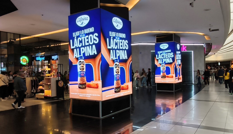 Pantalla LED tipo tótem con campaña de Alpina en un centro comercial, ejemplo de publicidad indoor y puntos de contacto con los consumidores.