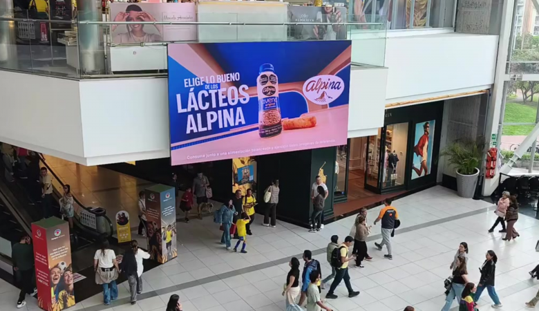 Pantalla LED de gran formato en centro comercial con campaña publicitaria de Alpina para fortalecer la recordación de marca.