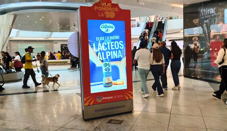 Columnas con pantallas LED en centros comerciales mostrando la campaña de Alpina durante el recorrido de los visitantes.