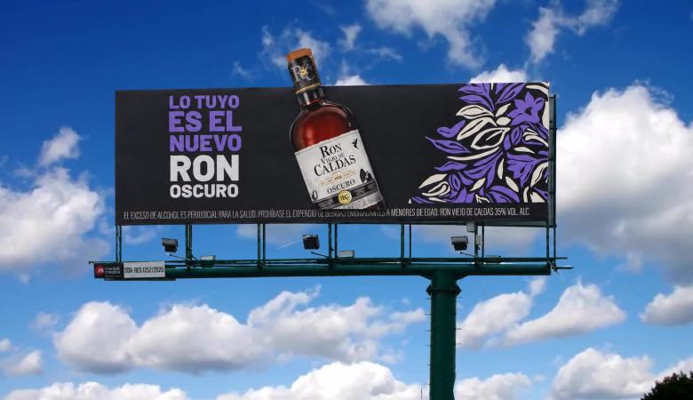 Valla publicitaria con troquel de Ron Viejo de Caldas.