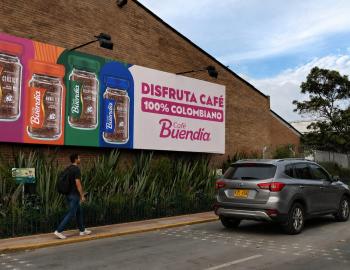 Publicidad exterior de Café Buendía en fachada de plaza de mercado como estrategia de Retail Media en canal tradicional