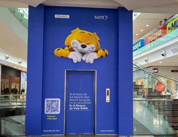 Publicidad de SURA en ascensor comercial como parte de campaña OOH e indoor