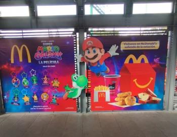 Campaña awareness de Cajita Feliz en TransMilenio con troqueles creativos y publicidad urbana de alto impacto