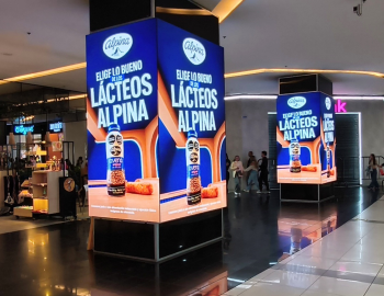 Pantalla LED tipo tótem con campaña de Alpina en un centro comercial, ejemplo de publicidad indoor y puntos de contacto con los consumidores.